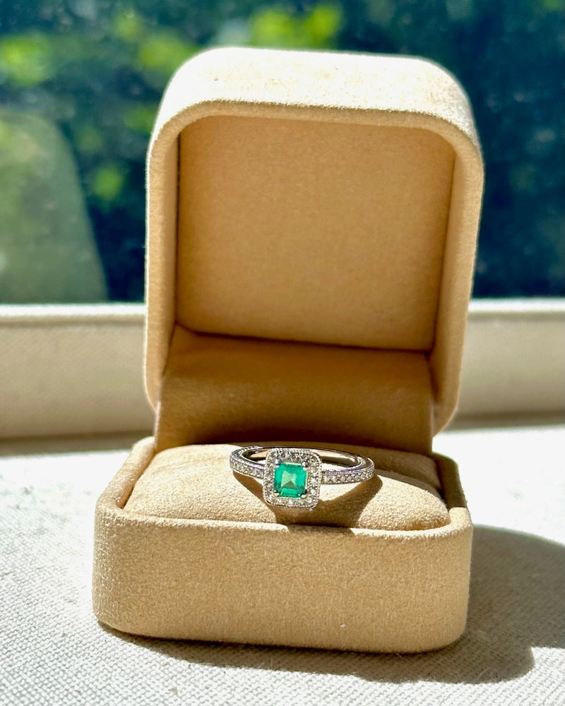 Decorative emerald solitaire with diamond band  - Size L